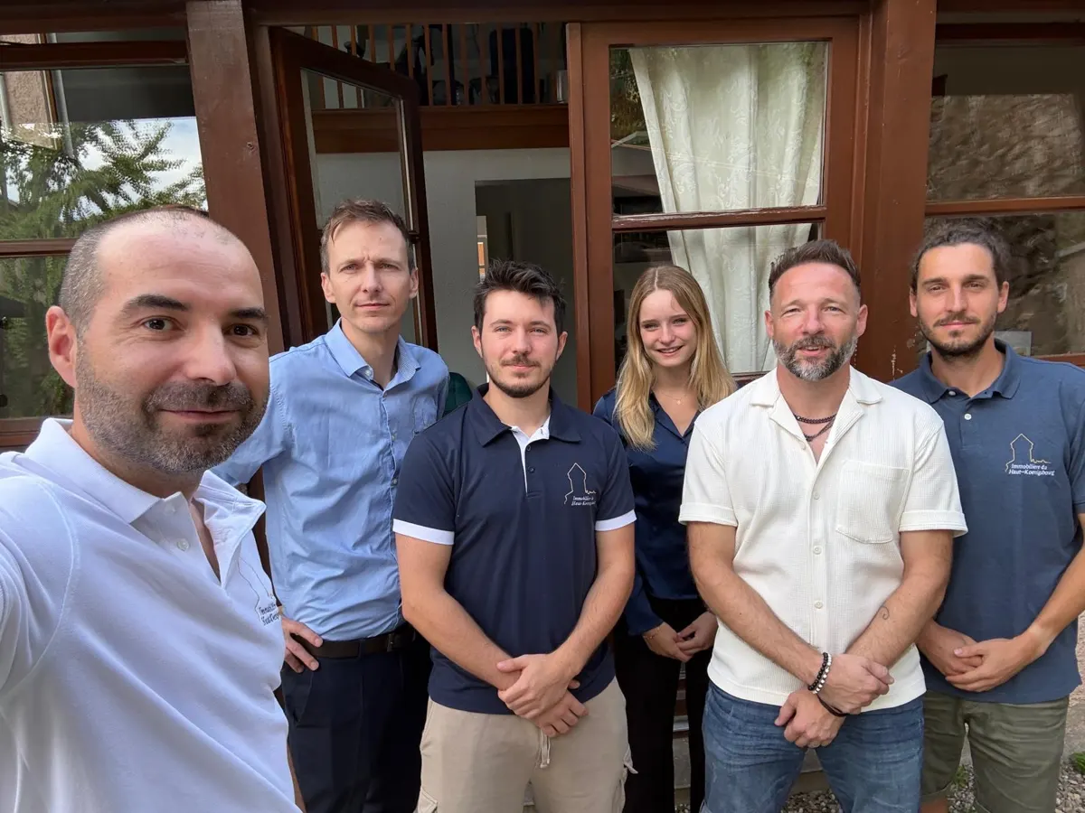 Mathéo Amiconi avec ses collègues de l’Immobilière du Haut-Koenigsbourg devant l’agence : de gauche à droite, Nicolas, Yann, Mathéo, Alicia, J-C et Lucas
