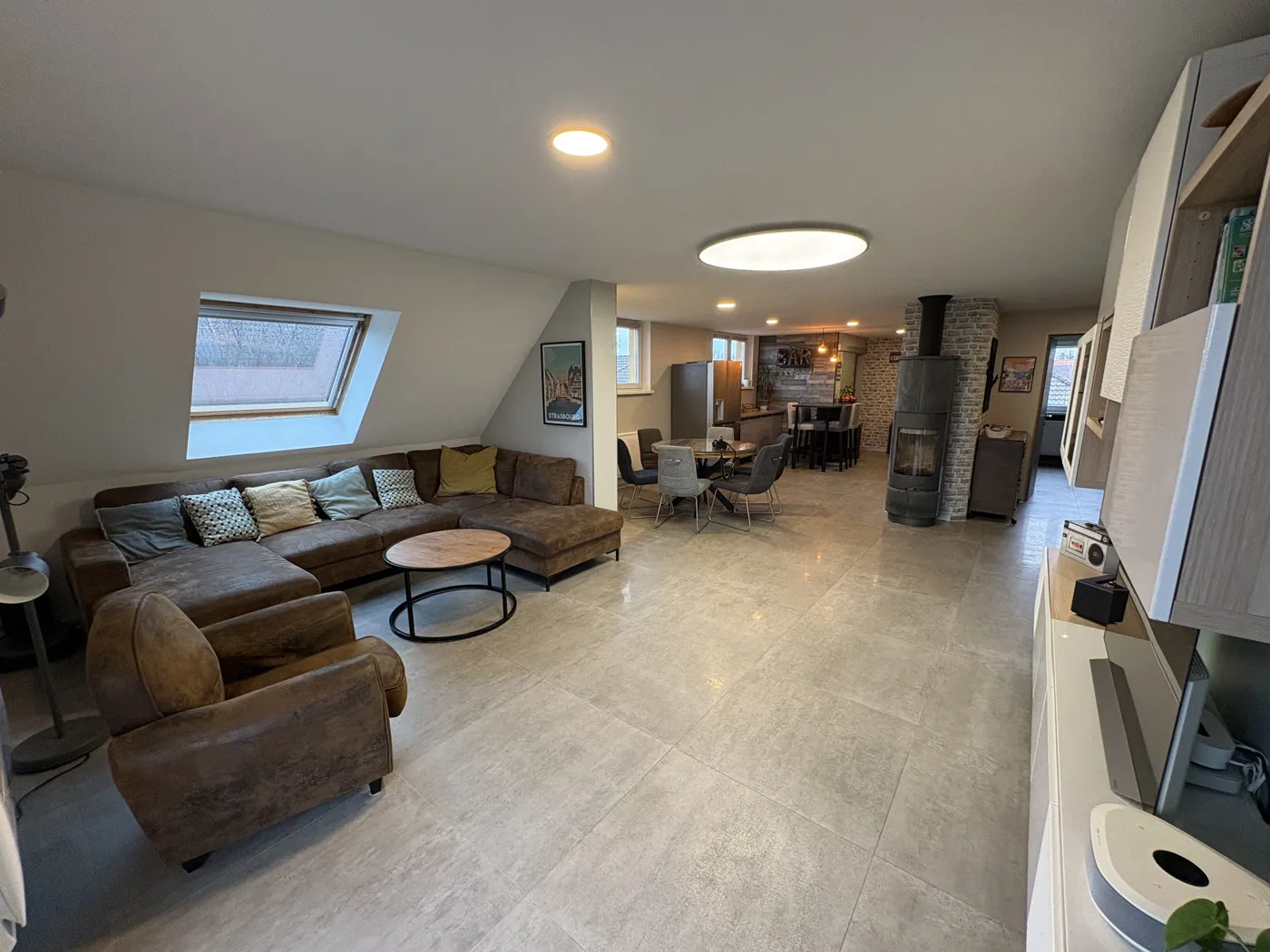 Séjour sous combles de l’appartement vendu à Eschau, avec poêle à bois