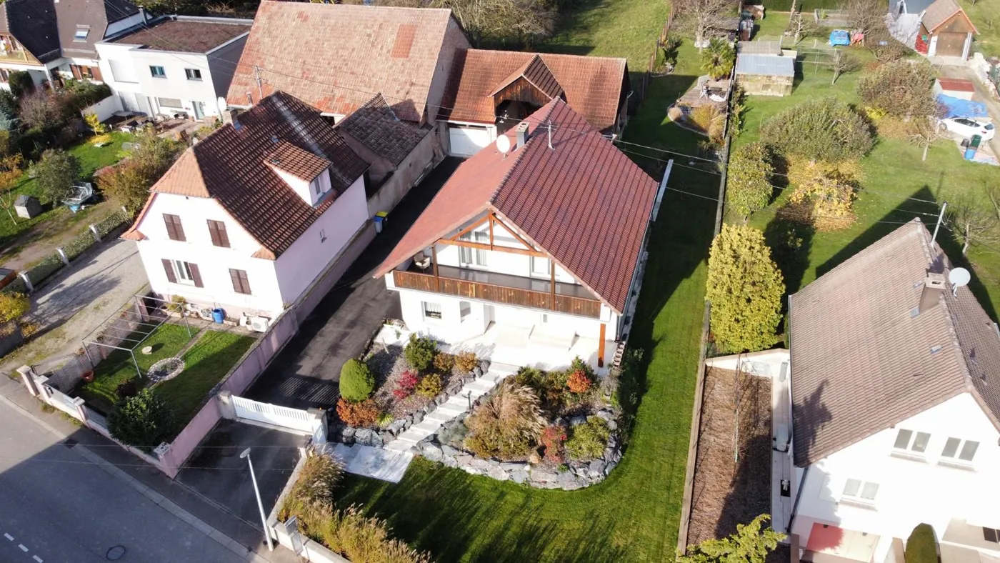Vue aérienne de la maison vendue à Plobsheim, avec son jardin paysager